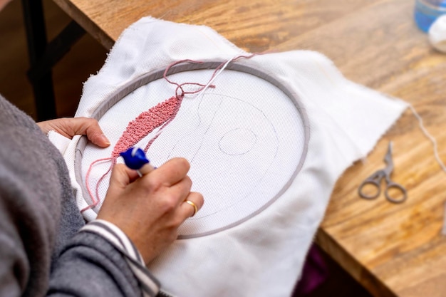 Osoba haftująca z bliska
